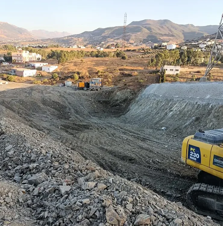 Travaux de confortement par clouage du talus du pylône haute tension à Tétouan Park (3)